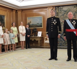 Su Majestad el Rey junto a Su Majestad el Rey Don Juan Carlos, momentos antes de imponerle la faja de capitán general 